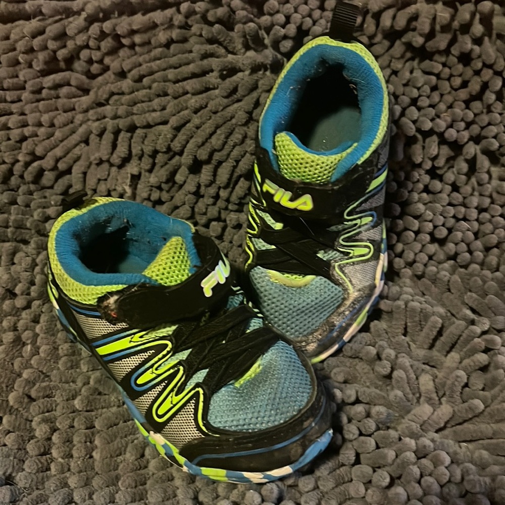 Tennis shoes